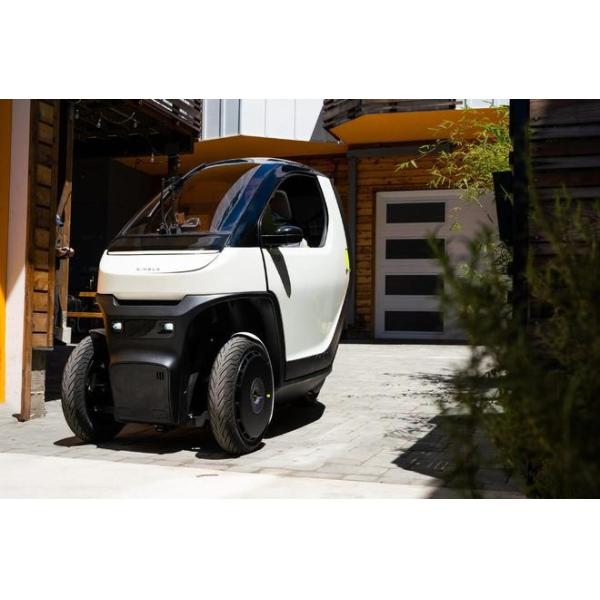 Mini ev car@ Nimbus One A компактный, наклонный автомобиль, способный к скорости до 50 миль в час с диапазоном аккумулятора для городского передвижения