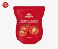 Sacoche debout contenant 56 g de pâte de tomate double concentrée d'une pureté allant de 28% à 100%