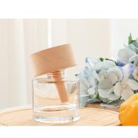 Botellas redondas de vidrio con tapa redonda de madera de haya para el salón