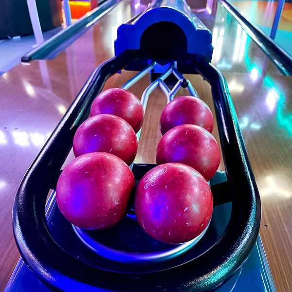 New Design Bowling Ball Machine with 2000kg Gross Weight 590X240X240cm Package Size and 1 Year Warranty