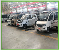 Carro livre da manutenção da bateria de carro que liga baterias