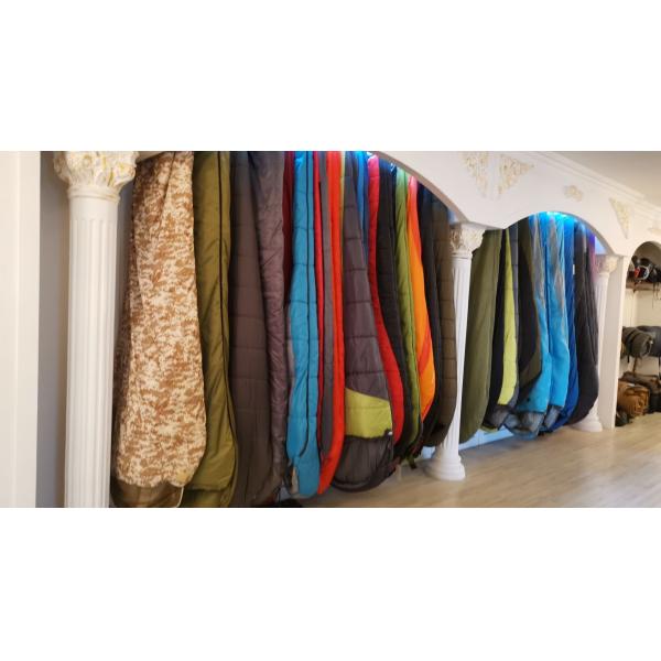 Гамак нейлона полиэстера на открытом воздухе располагаясь лагерем