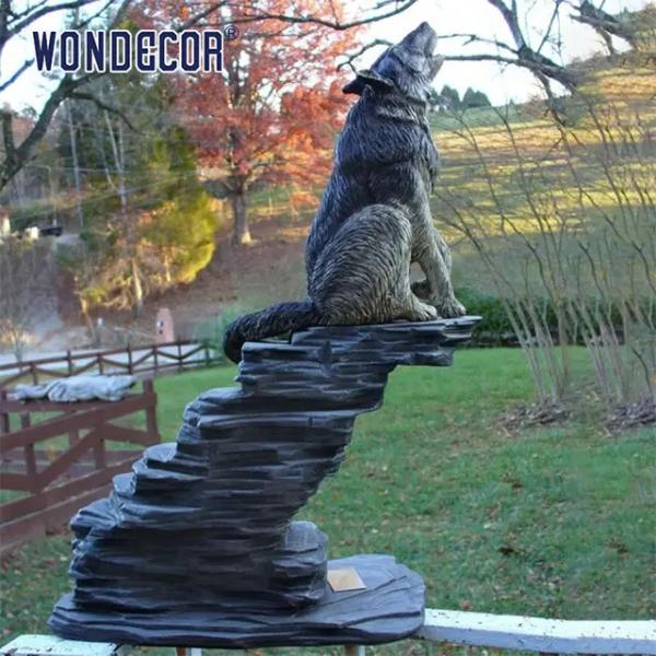 Дикая погода оформления открытого сада леса сопротивляется скульптуре волка отливки металла