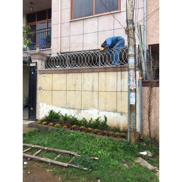 BTO-30 BTO-28 Barbed Flat Wrap Razor Wire With Clips