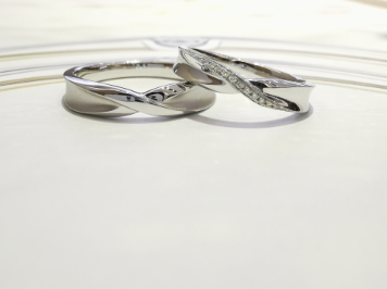 Concise Atmosphere Crossover 18K White Gold Couple Rings
