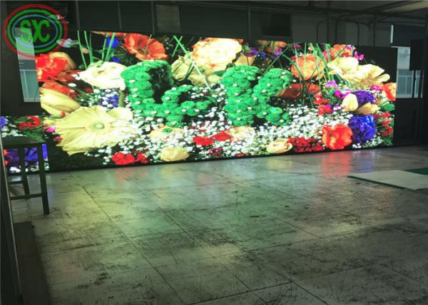 A manutenção dianteira magnética interna do passo 3 pequenos do pixel conduziu o controle sychronous da parede