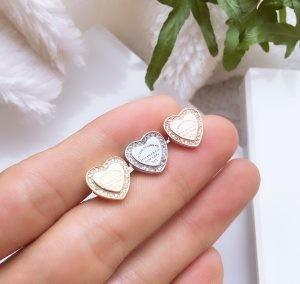 Des boucles d'oreilles en zirconia
