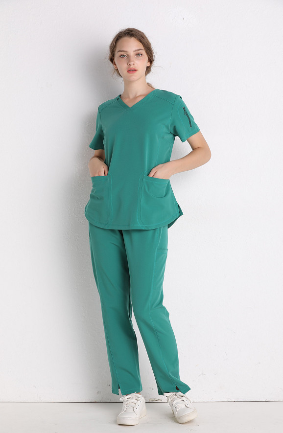 Las mujeres cuidan médico friegan