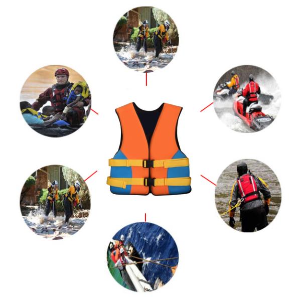 Взрослые дети сплавляются на каяке каноэ полоща спасательный жилет PFD