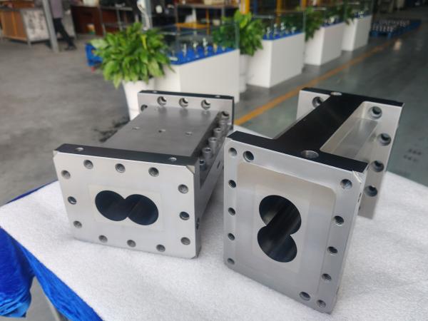 Corps de la machine d'extrusion à vis jumelées en plastique avec système de refroidissement, corps ouvert