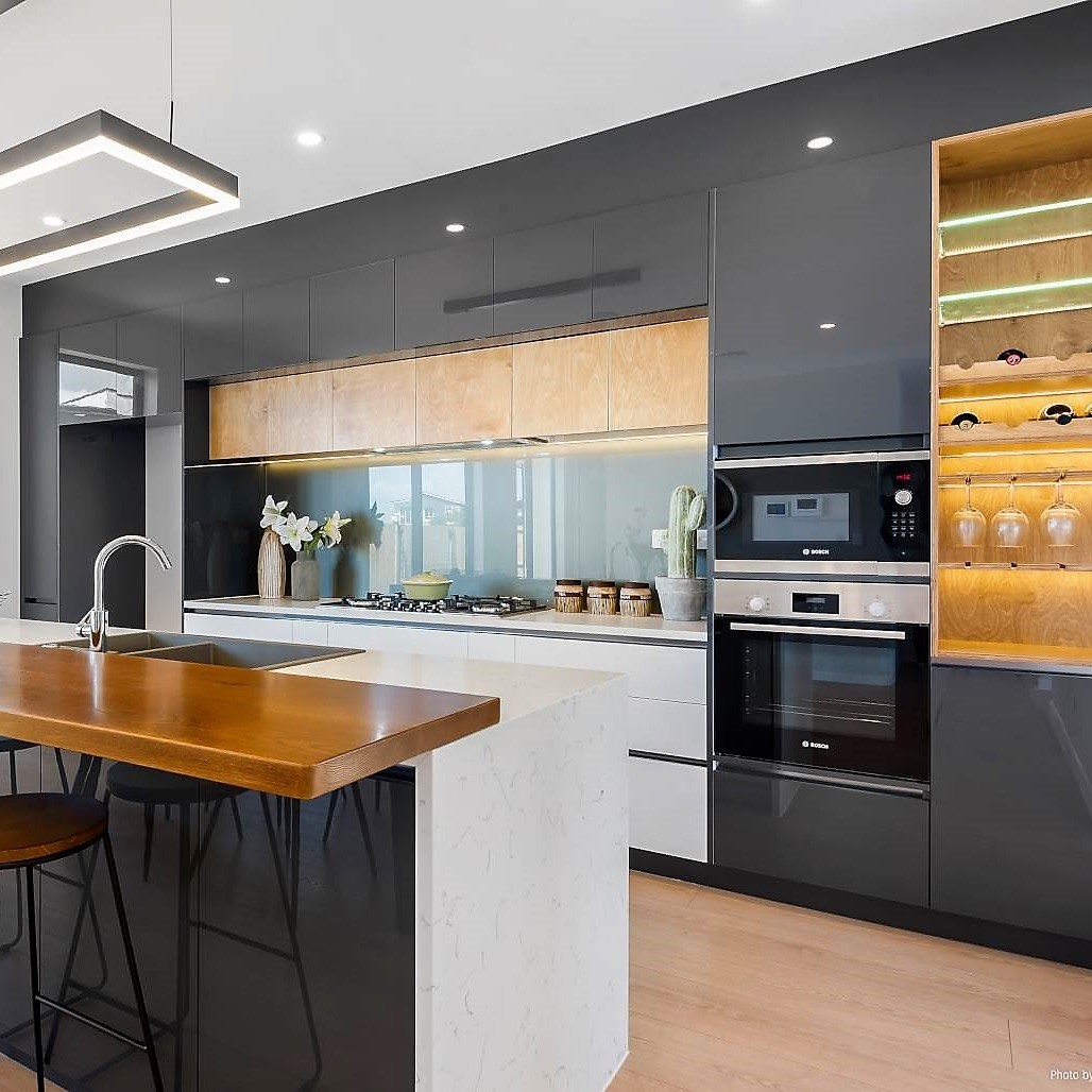 European Style Smart Modular Kitchen Cabinets with Solid Wood and White Gloss Finish