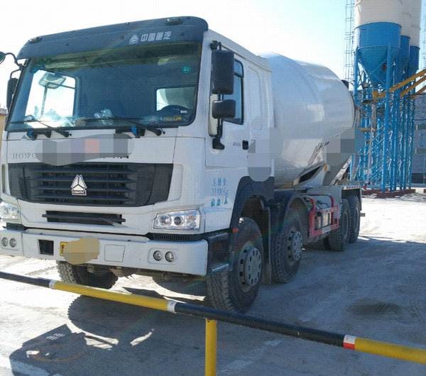 Self Loading Mixer Cement Truck 8x4 With Eton Mixer Pump , Concrete Agitator Truck