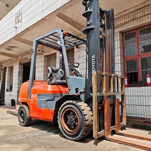 Carretilla elevadora Toyota usada de 3 toneladas, altura de elevación 4m, motor diésel, usada, original de Japón, máquina de segunda mano
