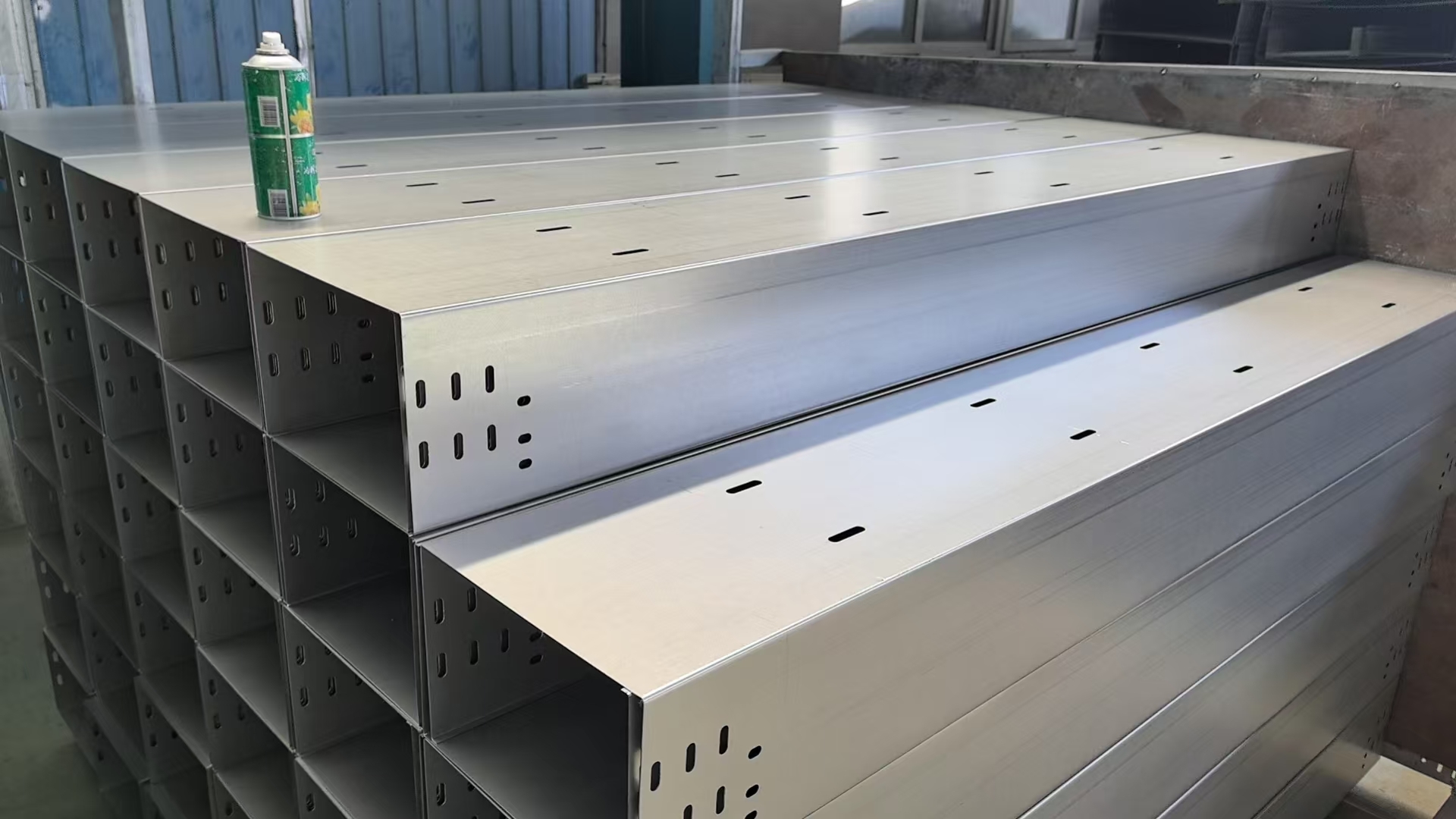 Anti-Corrosion Closed Cable Trough with Solid Base | Custom Size Trough Cable Tray for Cable Isolation
