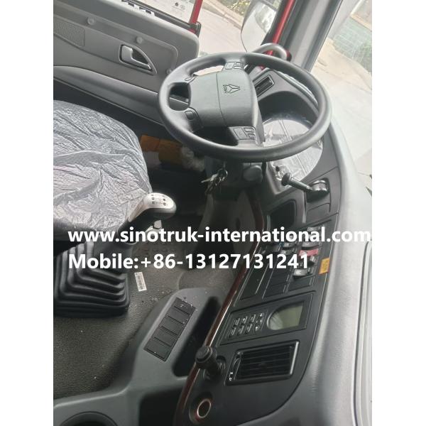 SINOTRUK HOWO Red Oil Tank Truck 400HP 8×4 12 Wheels High Capacity