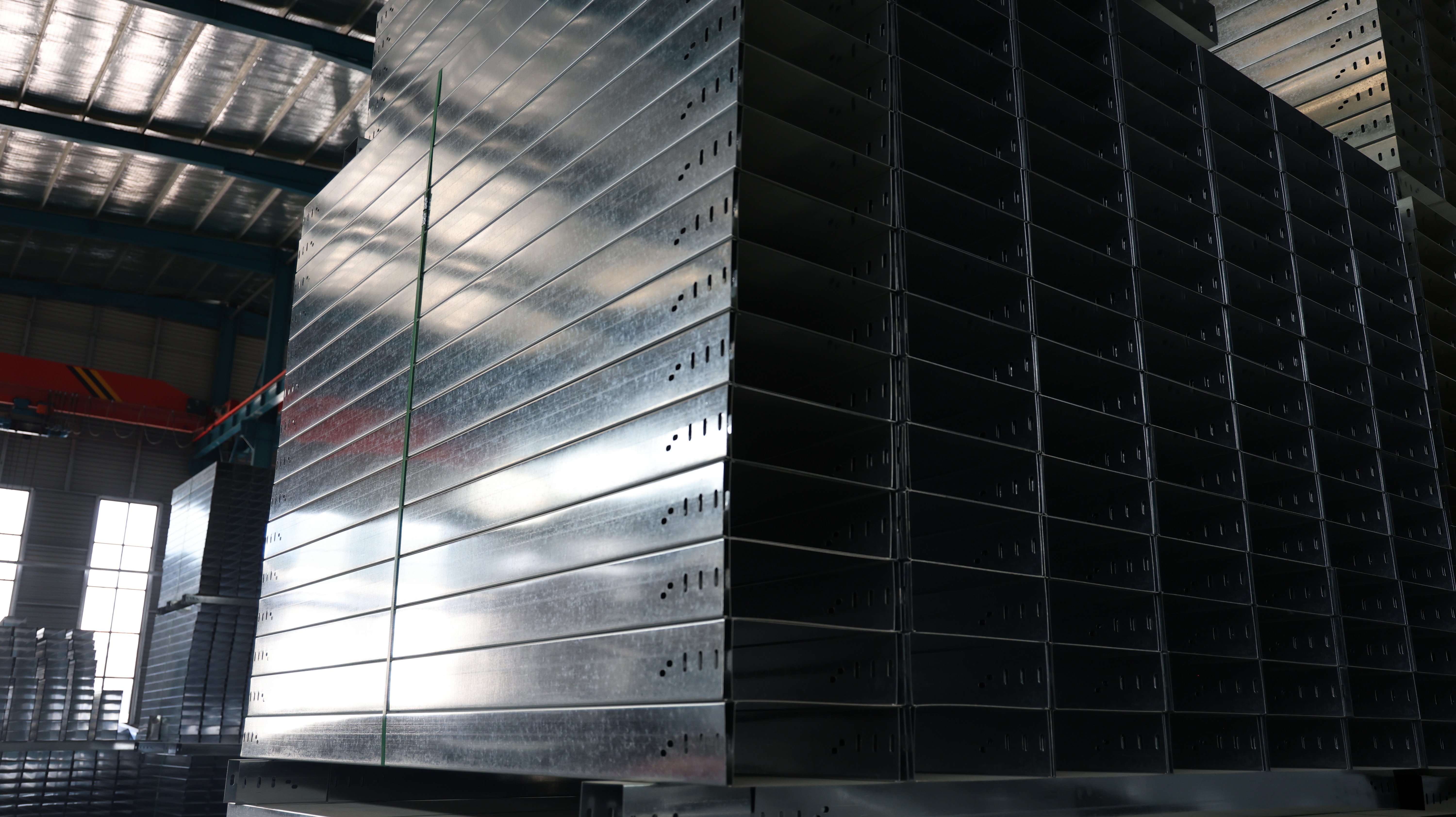 Custom Sizes Solid Base Enclosed Cable Trough with Sealed Enclosed Barrier Protection and Rich Surface Anti-Corrosion Solutions