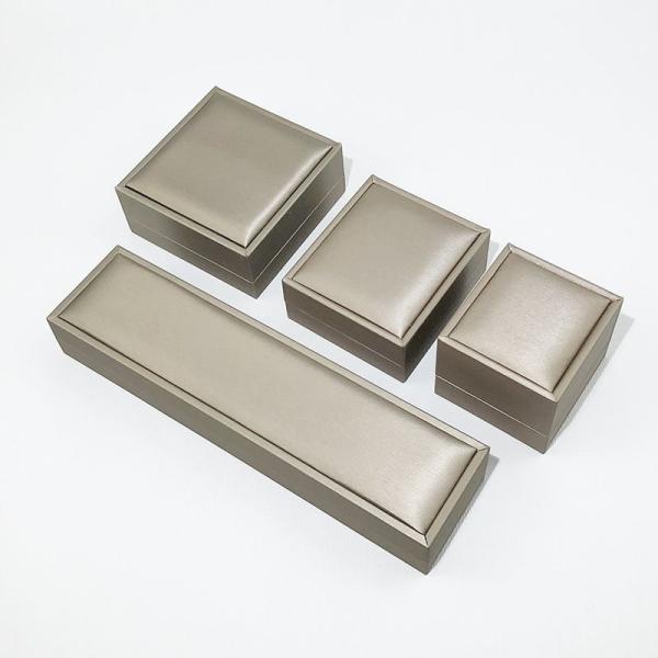 Boîtes d'affichage de cadeaux en cuir PU en carton d'ivoire Eco-friendly pour les anneaux bijoux montre portefeuille