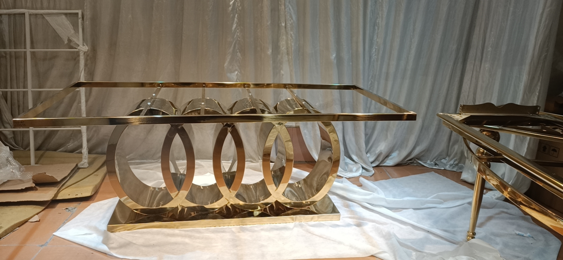 WENDING Gold Chain-Link Oval Ring Base Dining Table – Olympic Rings Sculptural Hotel Table