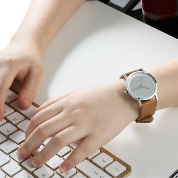 Кварц высокой точности женщин наблюдает гарантию 12 месяцев с диапазоном кожи Брауна