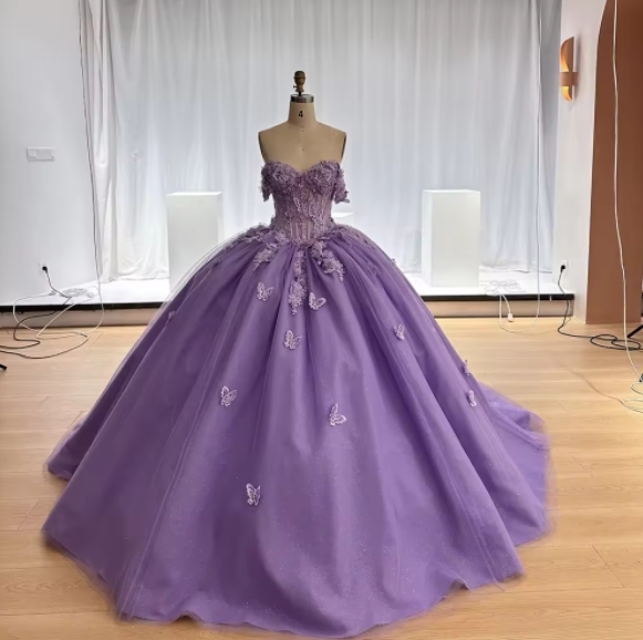 Elegant Off-the-shoulder Ball Gown Sweetheart Neck Court Train Appliqued Lace Girls Long Lilac Tulle Quinceanera Dress