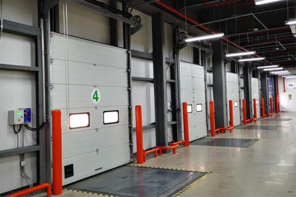 Portas seccionais industriais de aço galvanizado com motor de alta frequência