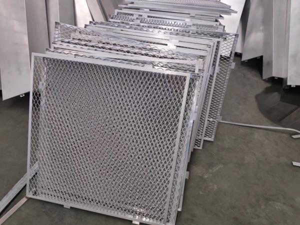 Maille métallique déployée thermolaquée blanche pour façades murales