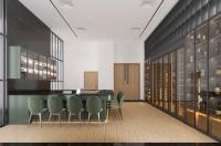 Armoire à vin en acier inoxydable avec rangement et sièges en noir élégant