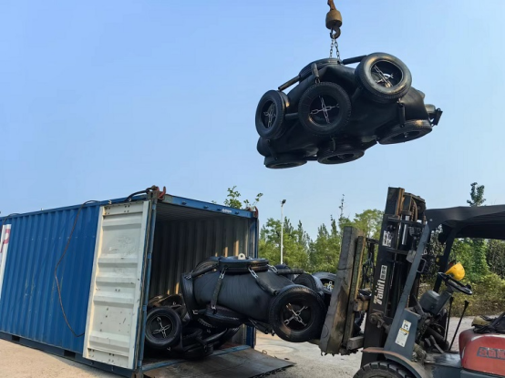 STS basse force de réaction Yokohama Pneumatique Fenders en caoutchouc avec chaîne et pneus