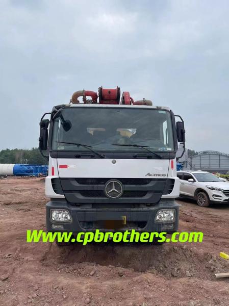 Utilisé 2013 Putzmeister 56m pompe à béton Placer le boom sur le châssis de Benz pour un chantier stable