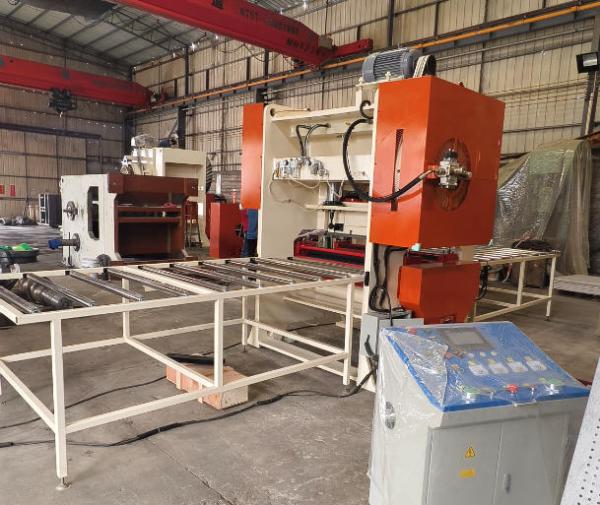Machine de perforation de plaques de plâtre, de panneaux de gypse et de panneaux de ciment pour la fabrication de trous