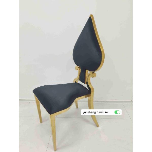 Золотое свадебное кресло, сложная роскошная конструкция, белая подушка.