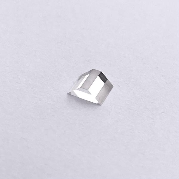 CVDシングルクリスタルダイヤモンド光学プリズム ブロードバンド伝送と耐久性