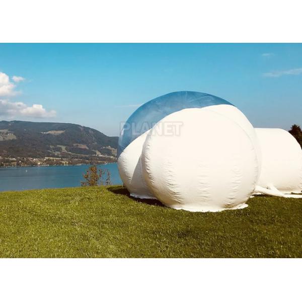 Семья на открытом воздухе одиночного шатра пузыря тоннеля раздувного располагаясь лагерем предаваясь мечтам в аренду