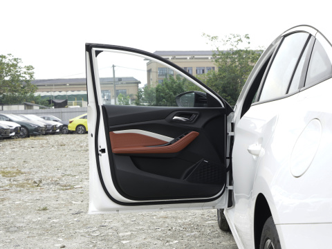 129hp L4 1.5T Motor MG Auto Gasolina Adultos Gasolina 4 puertas 5 asientos para Mingjue Mg5 Dirección a la izquierda 0 km Vehículos usados