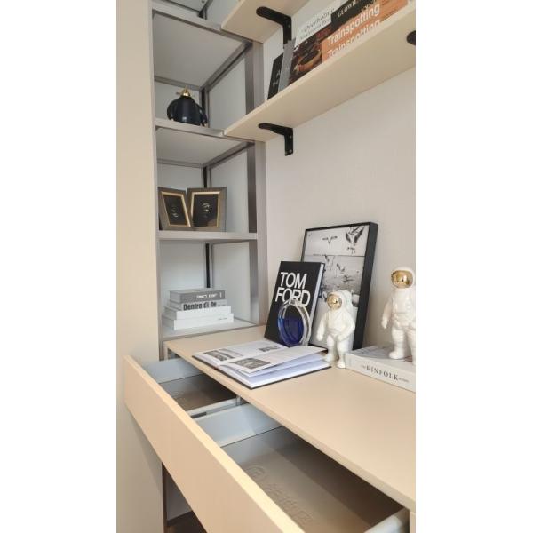 Минимальный шкаф из нержавеющей стали для детей с интегрированным столом