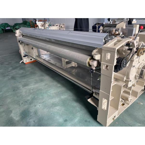 Тень двойной струи воды сопла сплетя