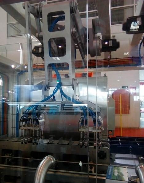 Food Beverage Robotic Packaging Machinery Wood / Plastic Pallet Type