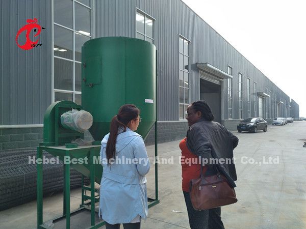 Máquina de mistura e moagem de forragem para a produção de rações para a quinta de frangos Doris