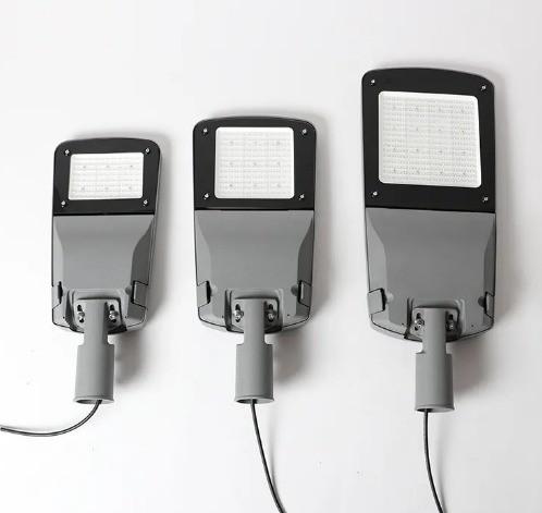 Outdoor Streetlights LED Road Lamp with High Luminous Efficiency and IP65 Waterproof