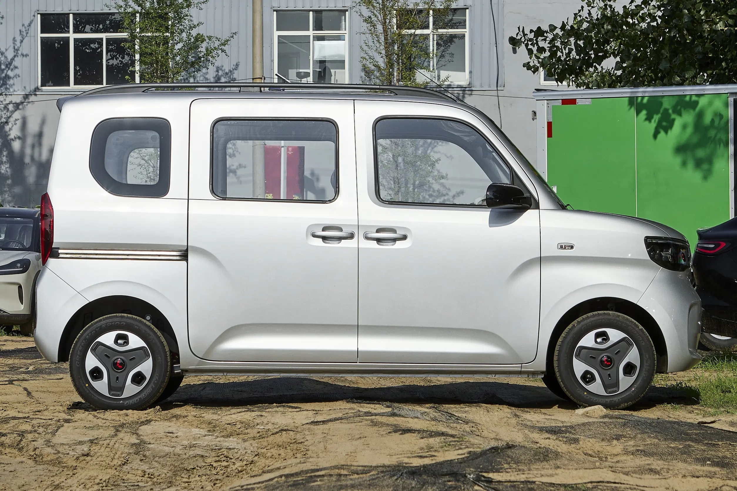 Wuling Zhiguang EV 4-Seater Pure Electric Van with 305 KM CLTC Range and DC Fast Charging