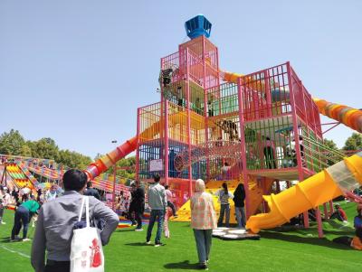 Grandes structures de jeu Des diapositives Un ensemble de terrains de jeux Équipement communautaire Parcs