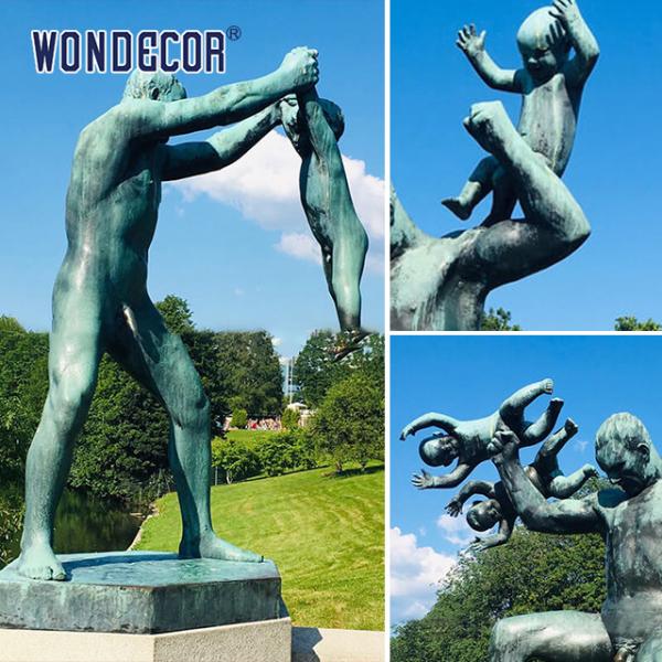 Взрослые и дети играют в бронзовые статуи скульптуры в открытых парках