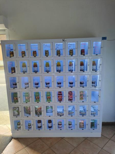 Convenient Eggs Vending Machine Android 11 OS 3-20 C Refrigeration For Your Business Needs