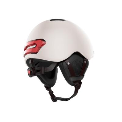 O Cyberpunk futuro entrega o capacete livre da motocicleta com diodo emissor de luz das piscas-pisca