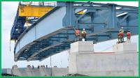Puente de estructura de acero OEM curvado y armonizado con el paisaje circundante