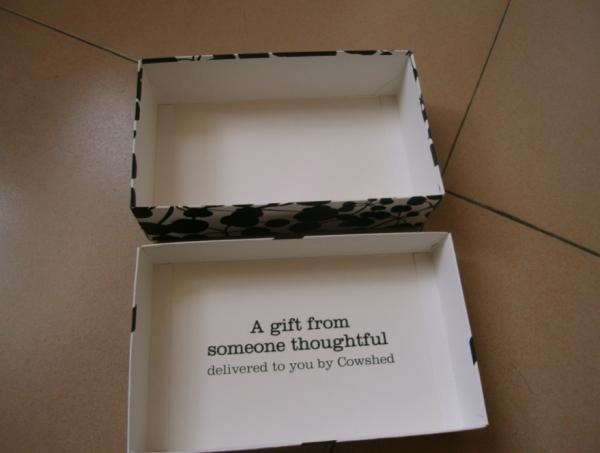 Shipping saving flat packed gift box custom designed cardboard paper packaging box