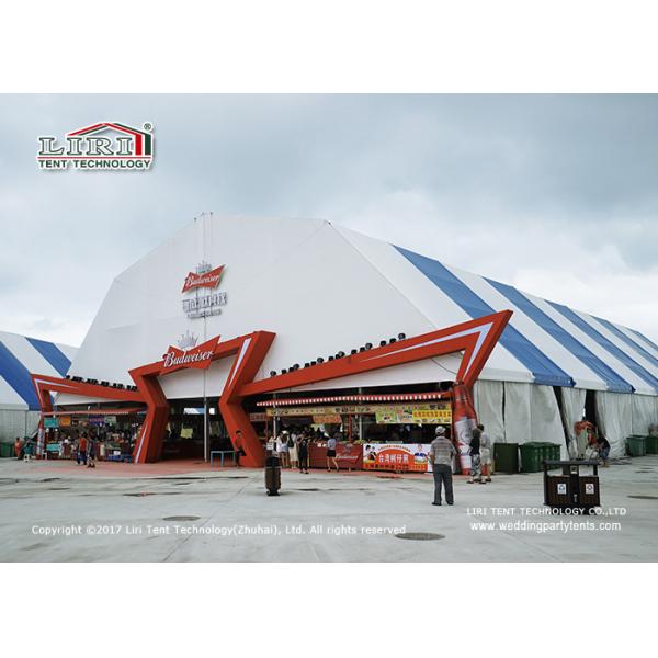 шатер полигона ширины 40м с красочной верхней частью крыши и стенки для фестиваля пива