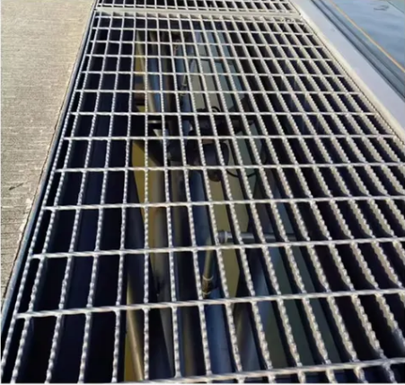 Hot DIP Galvanized Steel Grating Platform with Anti-Corrosion Properties and Customizable Designs for Industrial Use