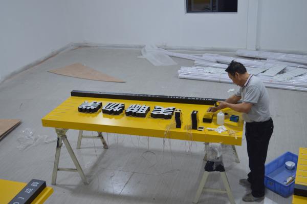 Outdoor Stainless Steel 3D LED Letter Signs PANTONE / RAL Wall Mounted Installation