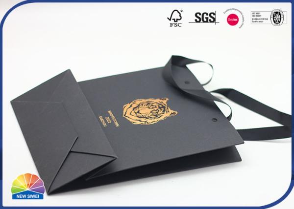Saco de presente de papel preto personalizado com logotipo do leão dourado estampado a quente com alça de seda